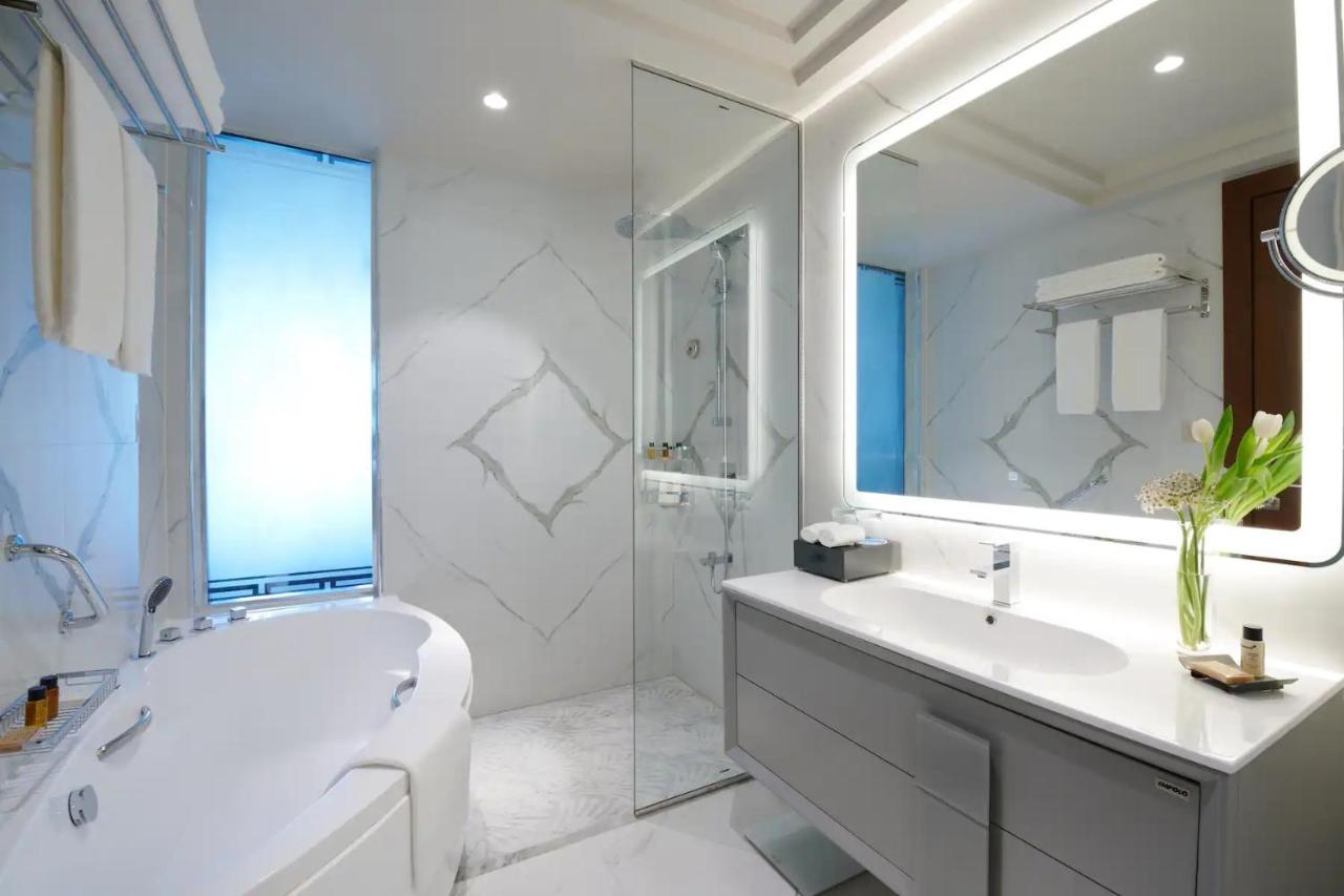 Wyndham Grand Doha West Bay Beach Exterior foto Bathroom