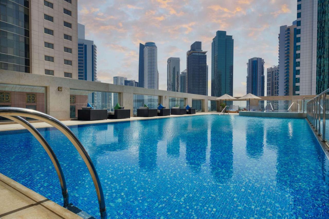 Wyndham Grand Doha West Bay Beach Exterior foto The swimming pool at the hotel