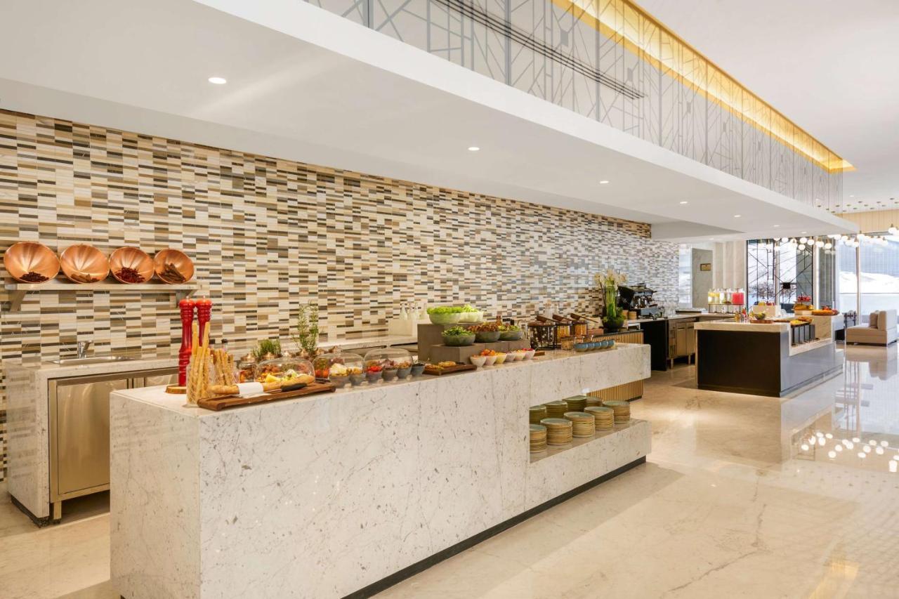 Wyndham Grand Doha West Bay Beach Exterior foto The buffet at the lobby