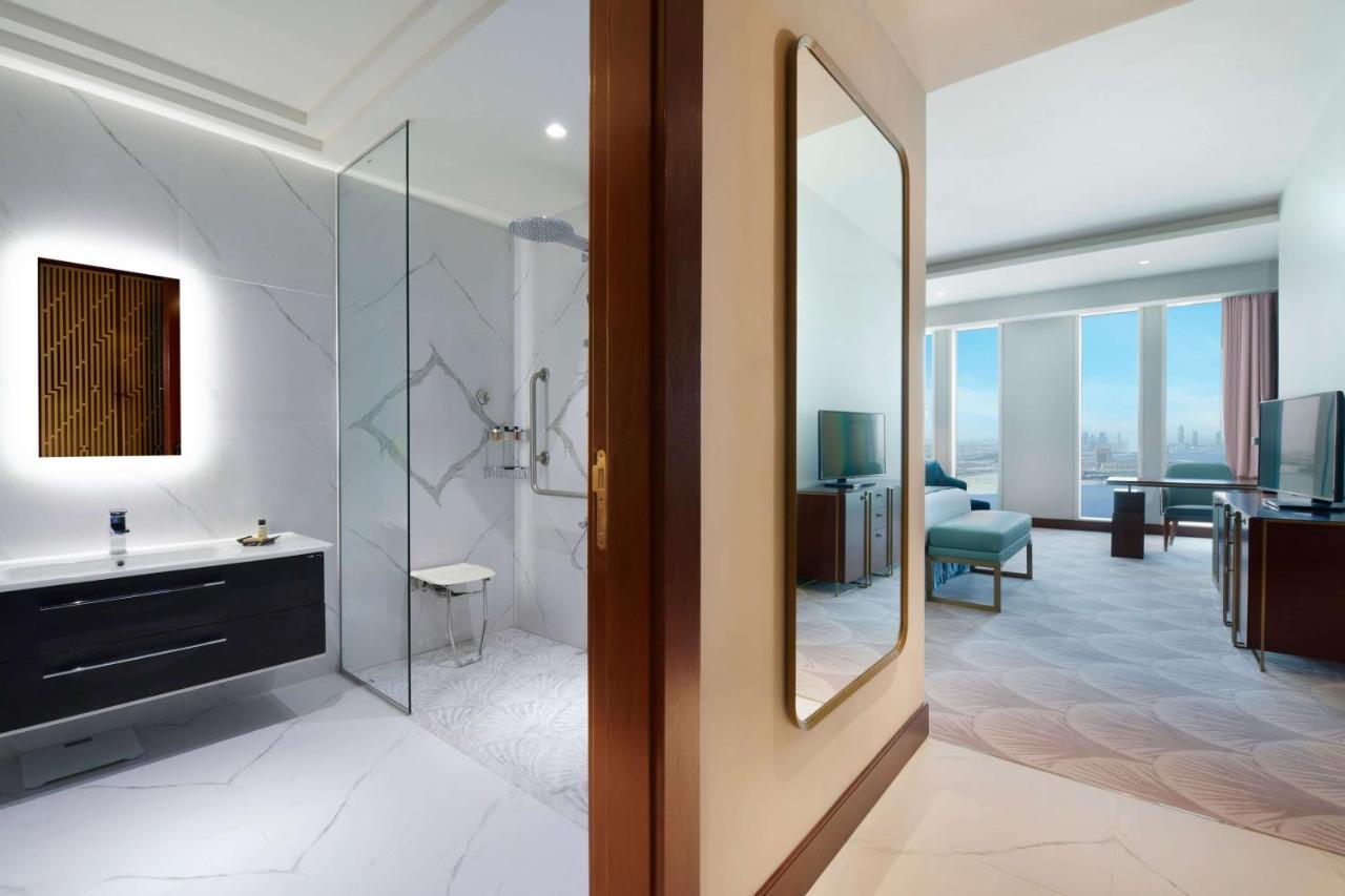 Wyndham Grand Doha West Bay Beach Exterior foto A guest room at the hotel