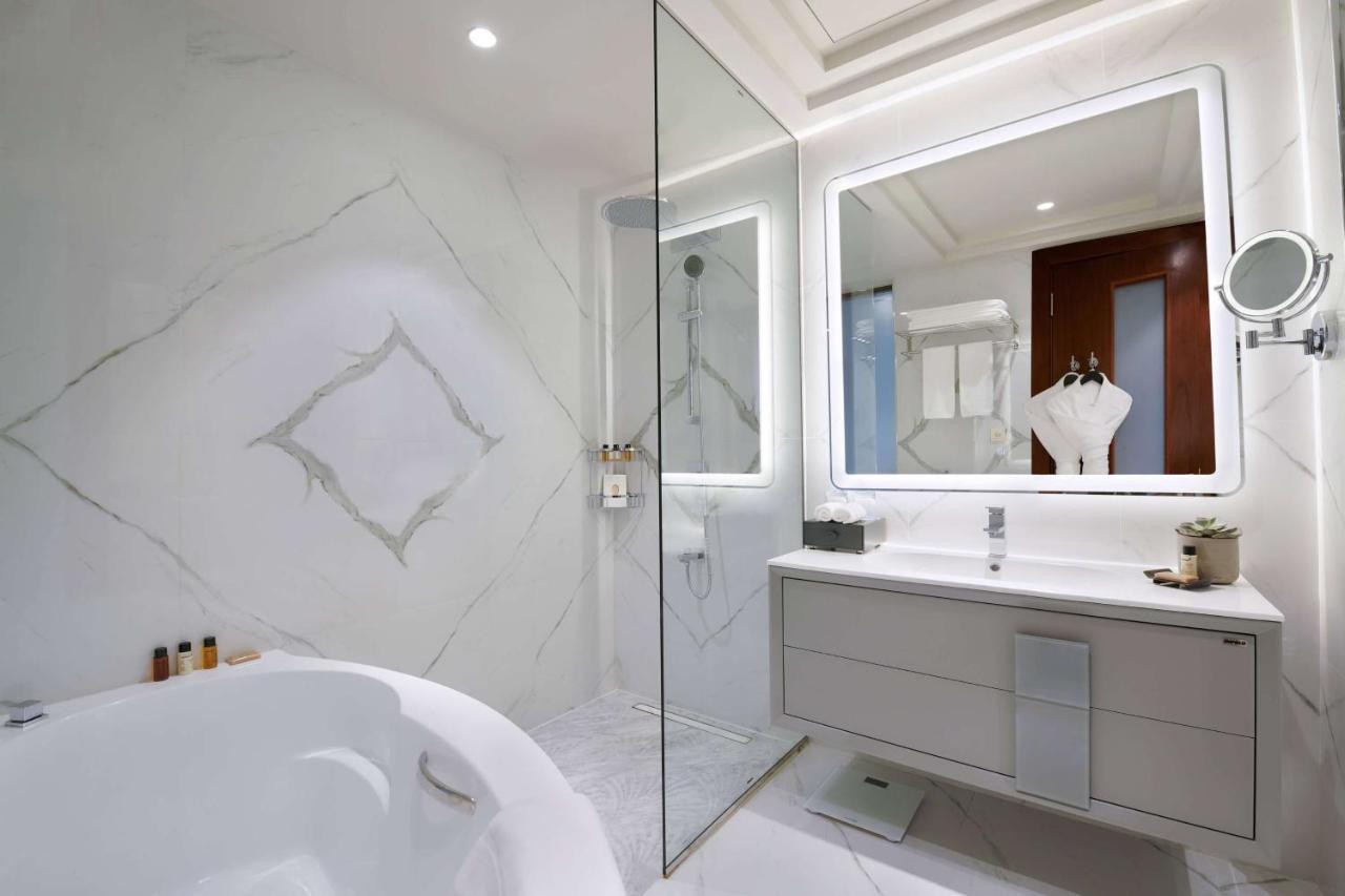 Wyndham Grand Doha West Bay Beach Exterior foto Bathroom