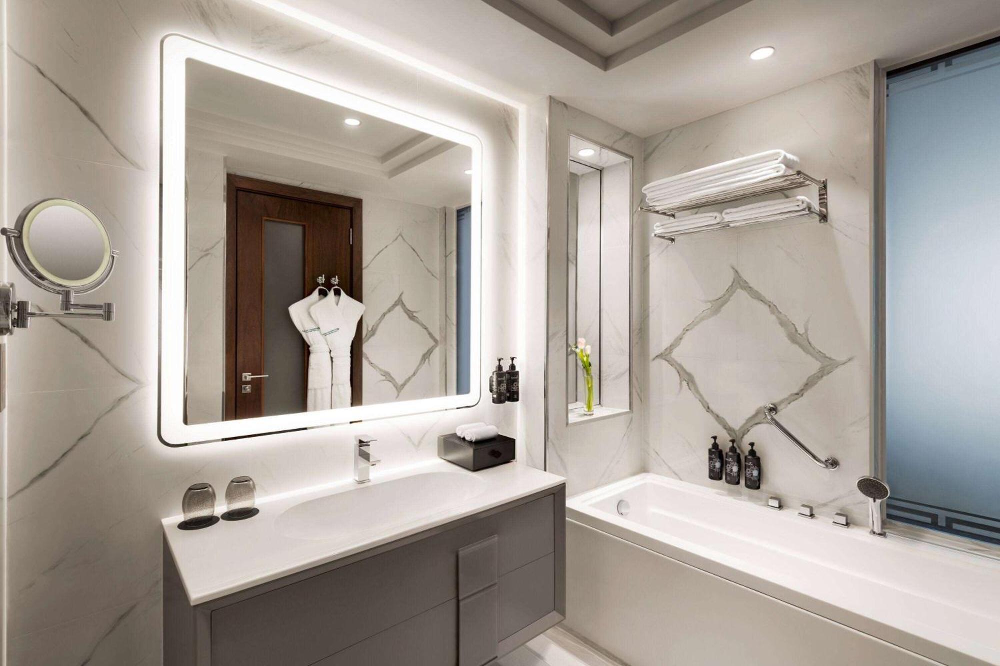 Wyndham Grand Doha West Bay Beach Exterior foto Bathroom