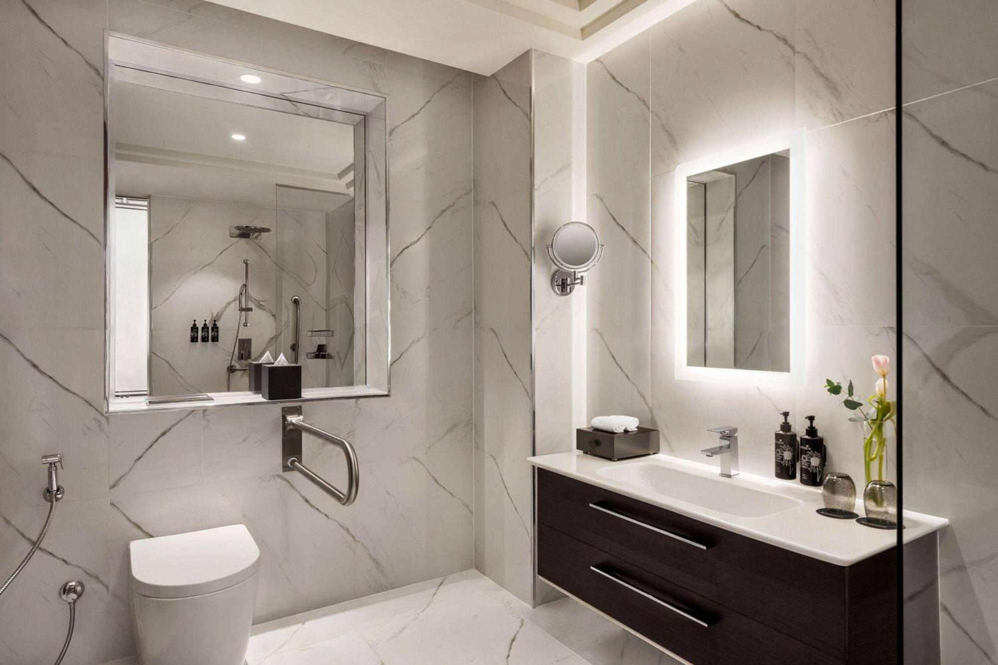 Wyndham Grand Doha West Bay Beach Exterior foto Bathroom
